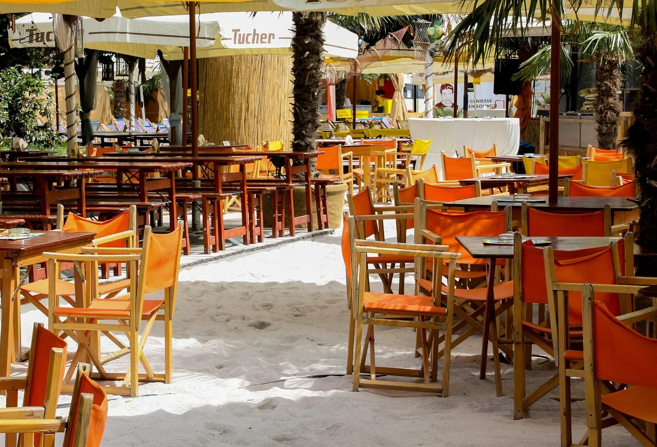Restaurants & Beach Clubs
